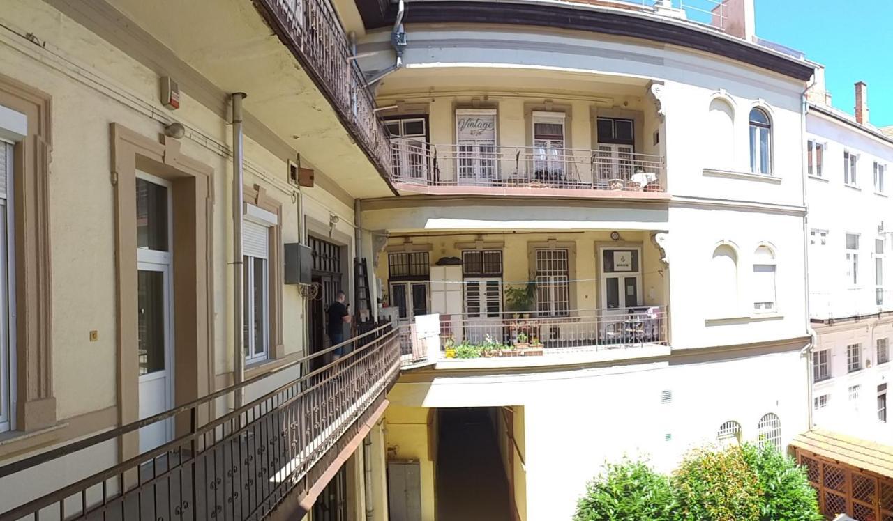 Belvarosi Vintage Apartman A Setaloutcan Miskolc Exterior foto